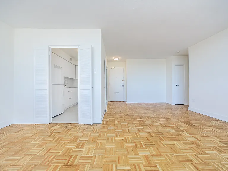 33 Erskine Ave — Photo 35