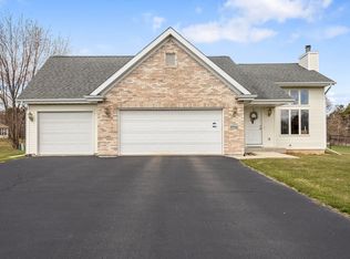 9756 Country Knolls Dr, Roscoe, IL 61073
