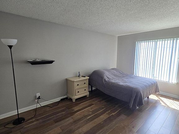 4th image of 12 Woodmere Court
