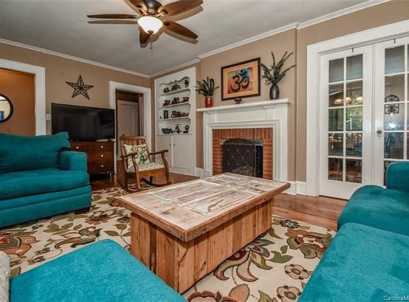 3rd image of 571 Margaret Dr