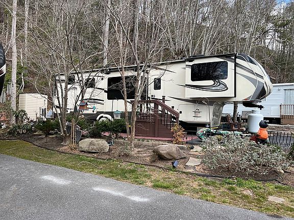 3rd image of 4229 E Pkwy