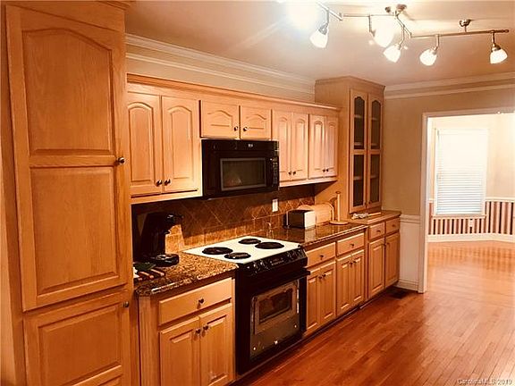 3rd image of 946 Deerfield Dr