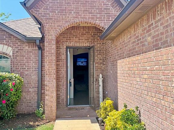 4th image of 1530 NE Stonehouse Dr