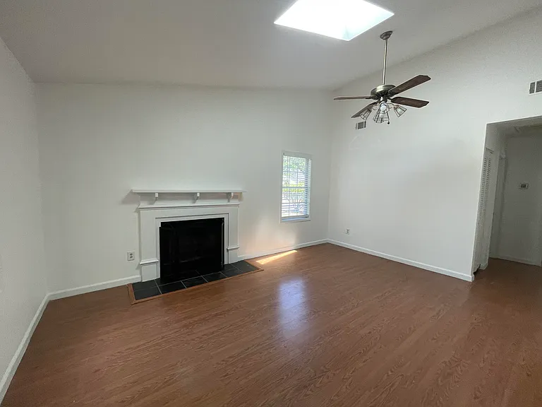 137 Manchester Rd — Photo 2