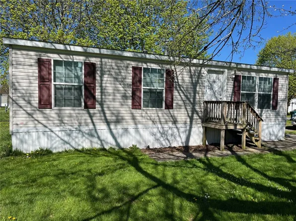 11860 Maplewood Dr, Wolcott, NY 14590