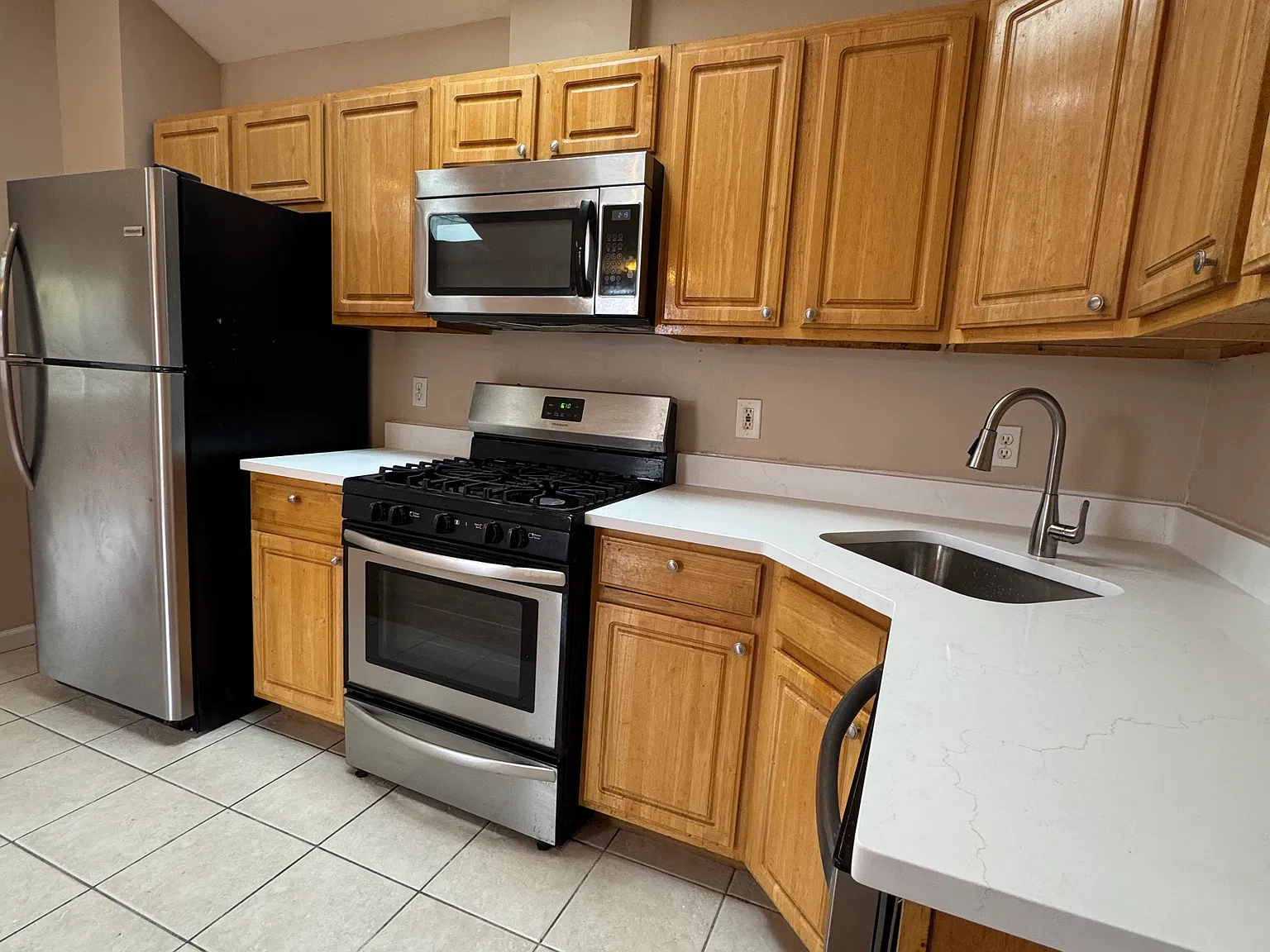 3 bed, 1200 sqft, $3,100 — Photo 4