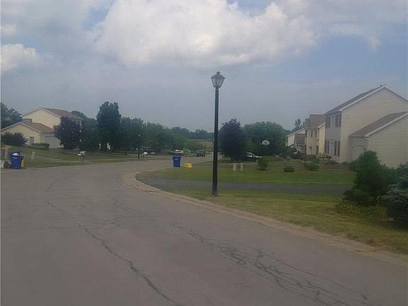5th image of 10 Berry Grove Ln