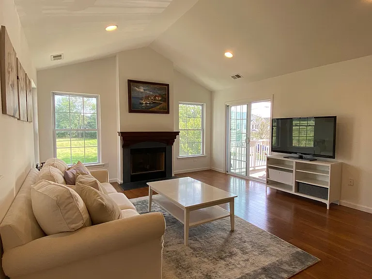 121 Chariot Ct — Photo 2