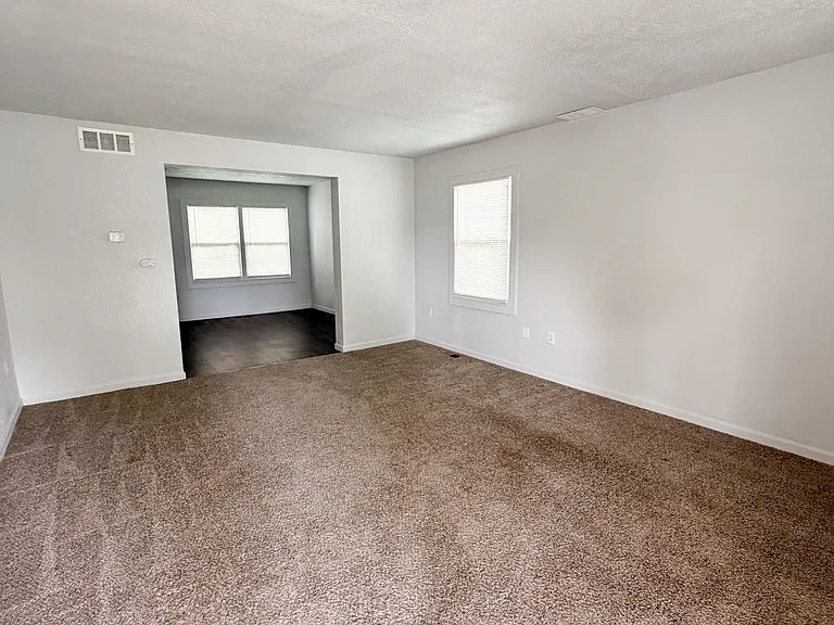 539 Kitchener St — Photo 3