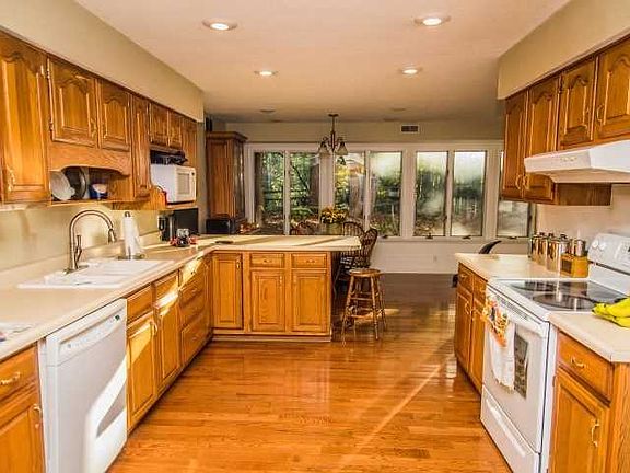 3rd image of 1705 Spruce Dr