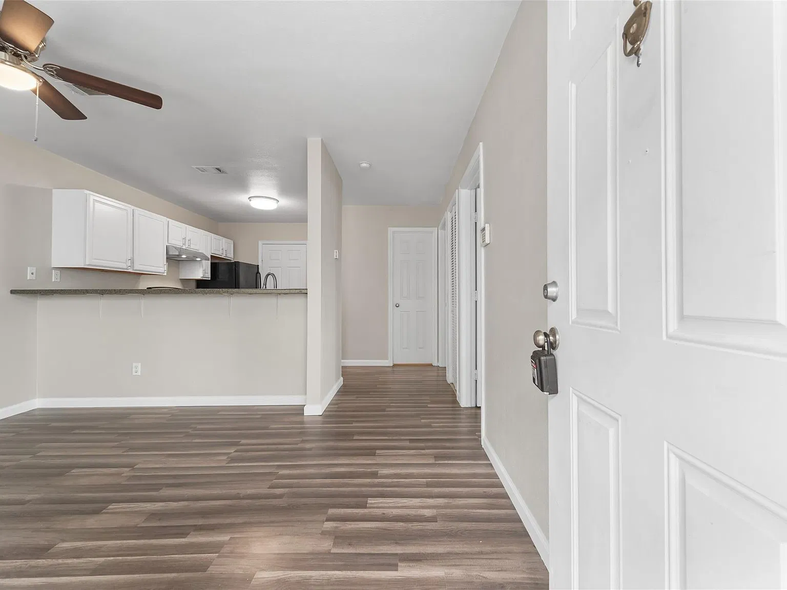 2 bed, 1.0 bath, 588 sqft, $1,050 — Photo 3