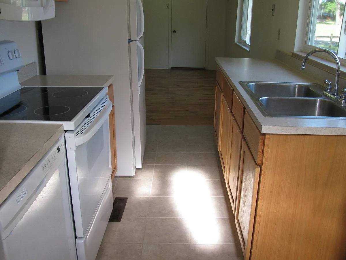 Kitchen - 715 Barlow St