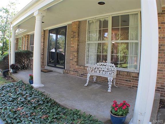 3rd image of 9834 Surrey Ln