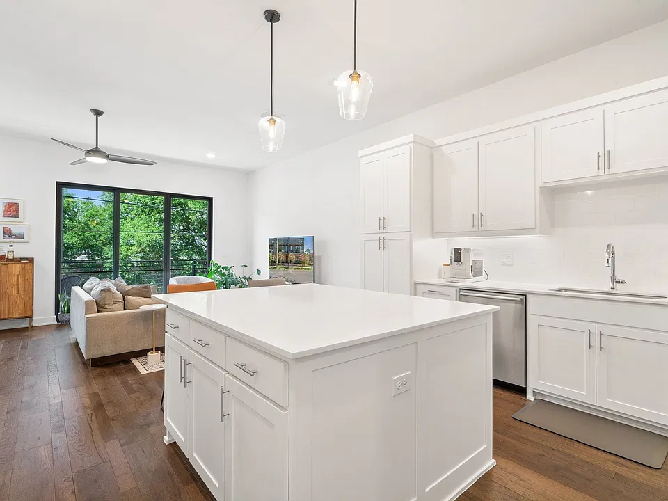 160 W Canty St #203