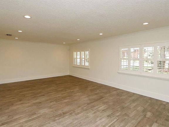 3rd image of 4307 W Roland St