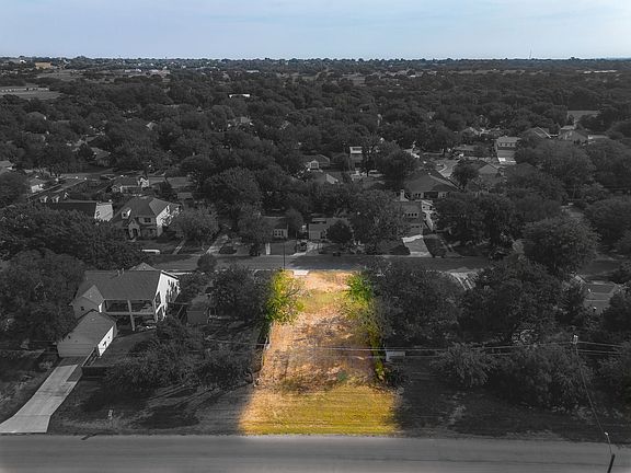3rd image of 825 Edgefield Rd