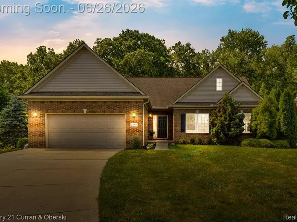 27099 Celtic Dr, Flat Rock, MI 48134