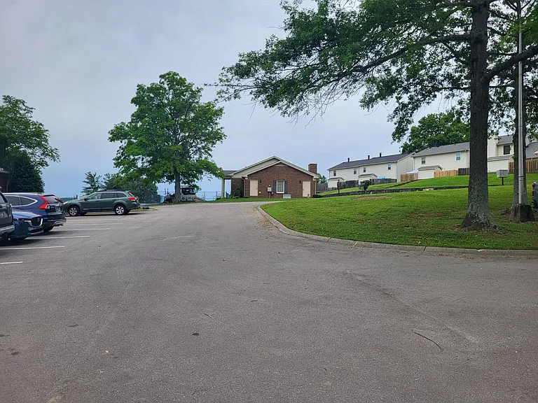404 Brentwood Point — Photo 13