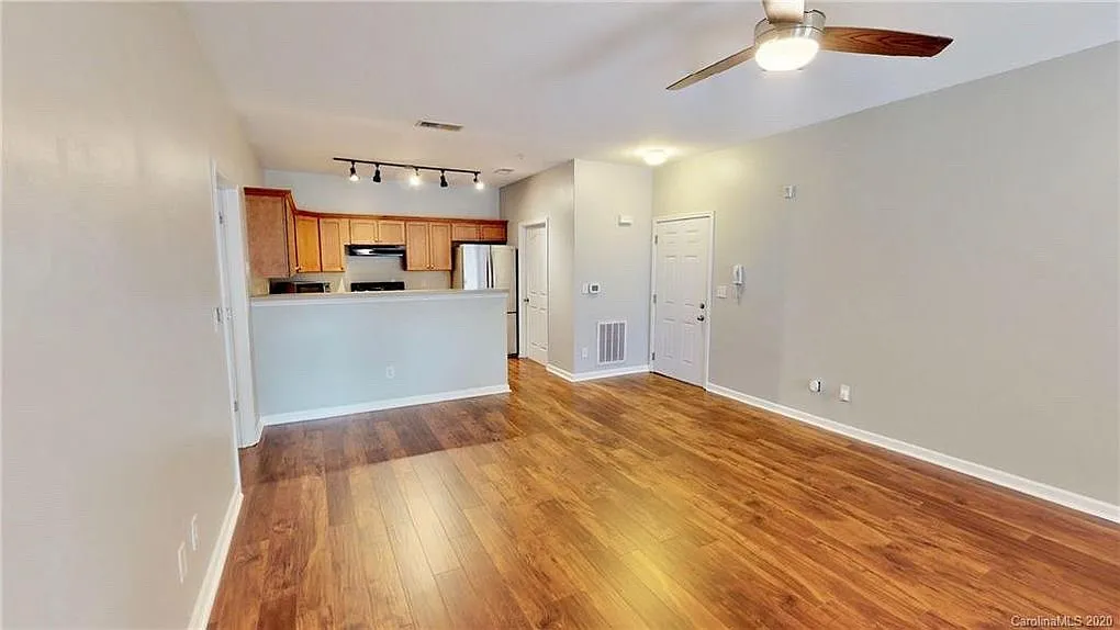 1 bed, 917 sqft, $1,499 — Photo 3