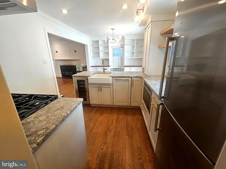 102 E Oak St — Photo 8