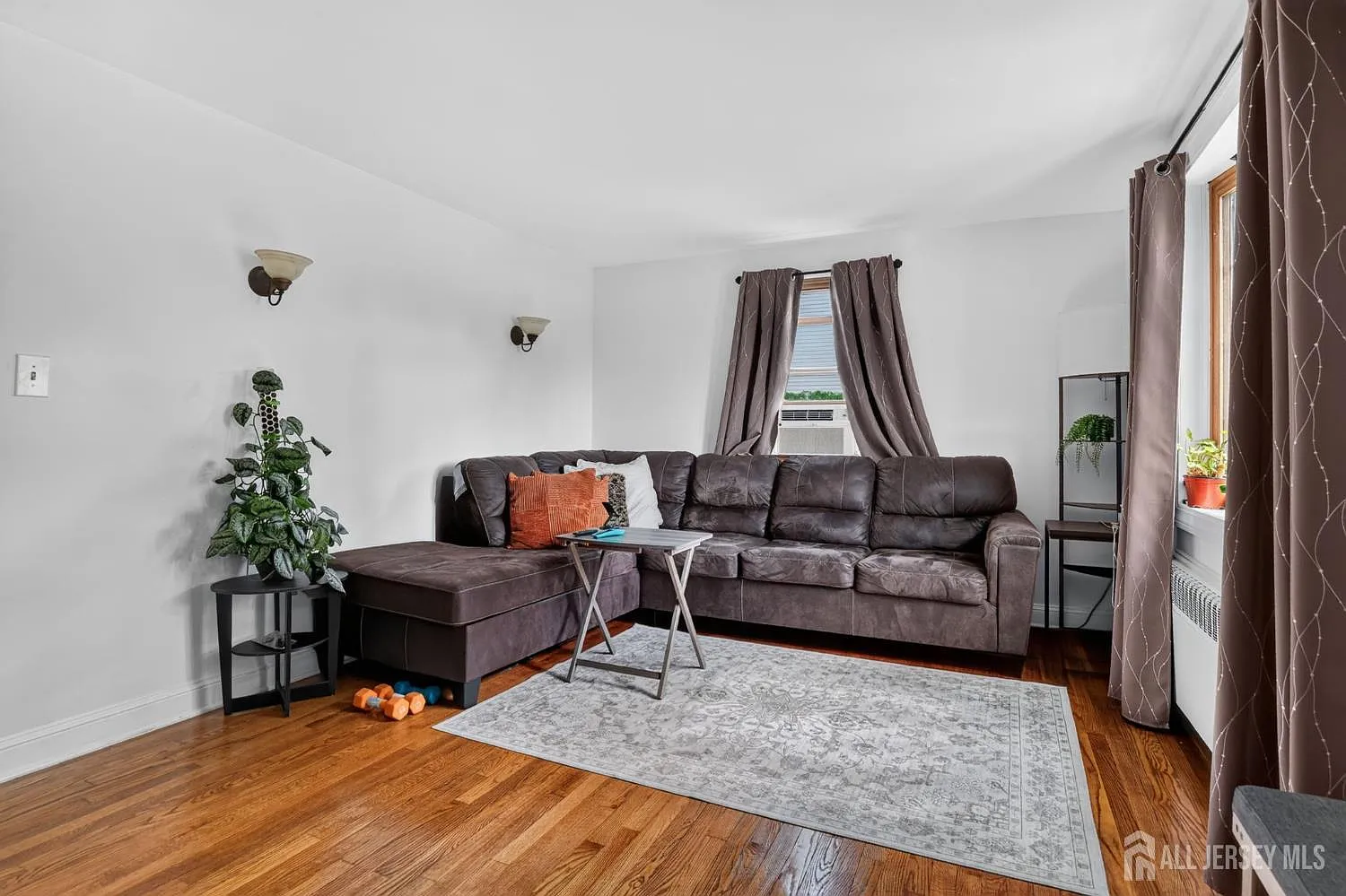 2 bed, 1.0 bath, 744 sqft, $2,250 — Photo 4