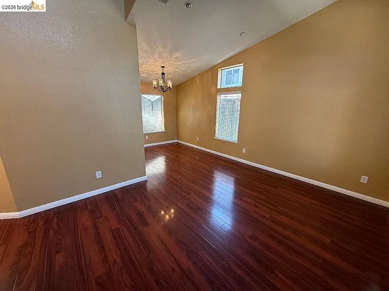 843 Steffa St — Photo 3