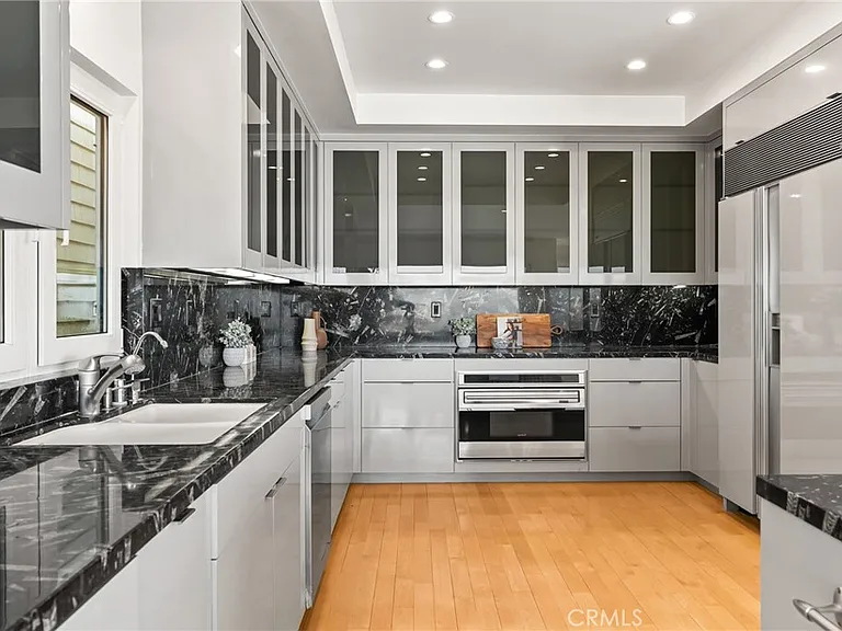 1554 E Oceanfront — Photo 12