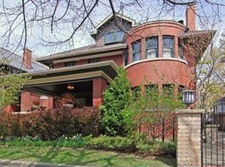 920 W Castlewood Ter, Chicago, IL 60640