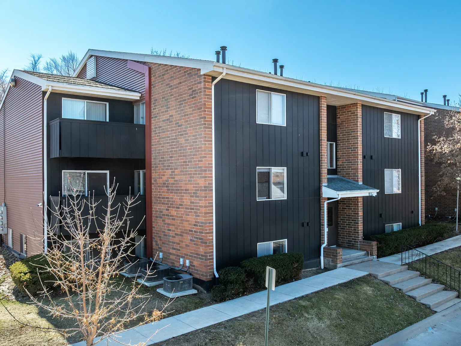 Raven Oaks Apartments — Photo 2