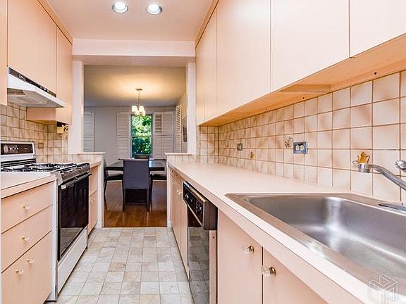 4th image of 3901 Independence Ave APT 4L