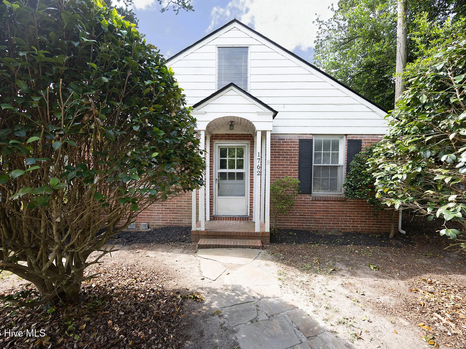 4 bed, 1.5 bath, 1605 sqft, $1,600 — Photo 2