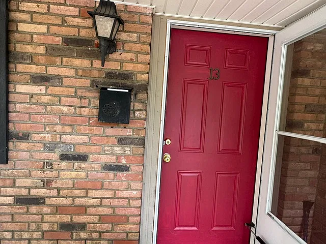 3 bed, 1.5 bath, 1320 sqft, $2,600 — Photo 2