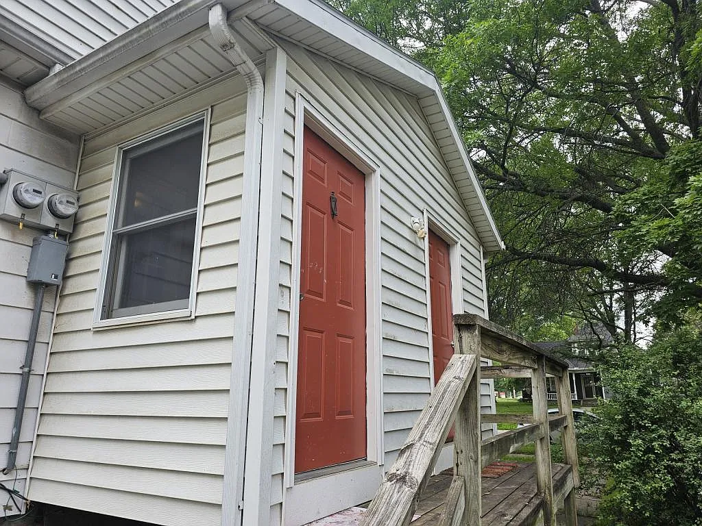 Building Photo - 847 S Cedar St
