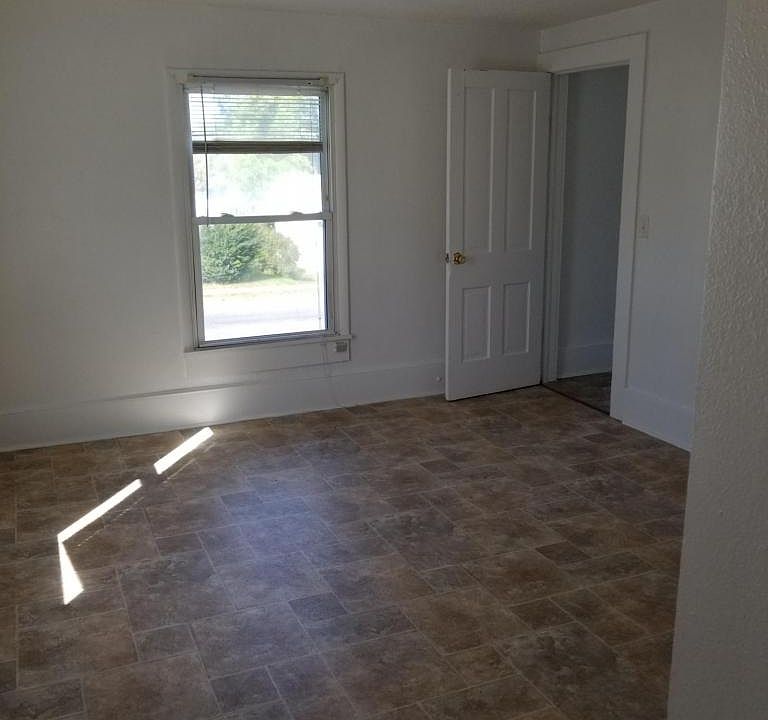 2nd image of 952 Magnolia Ave #B