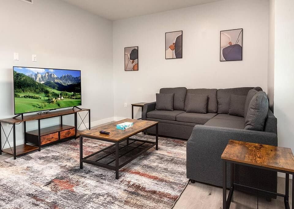 1st image of 917 S Berendo St #401