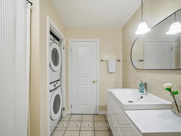 135 James St S #1401 — Photo 18