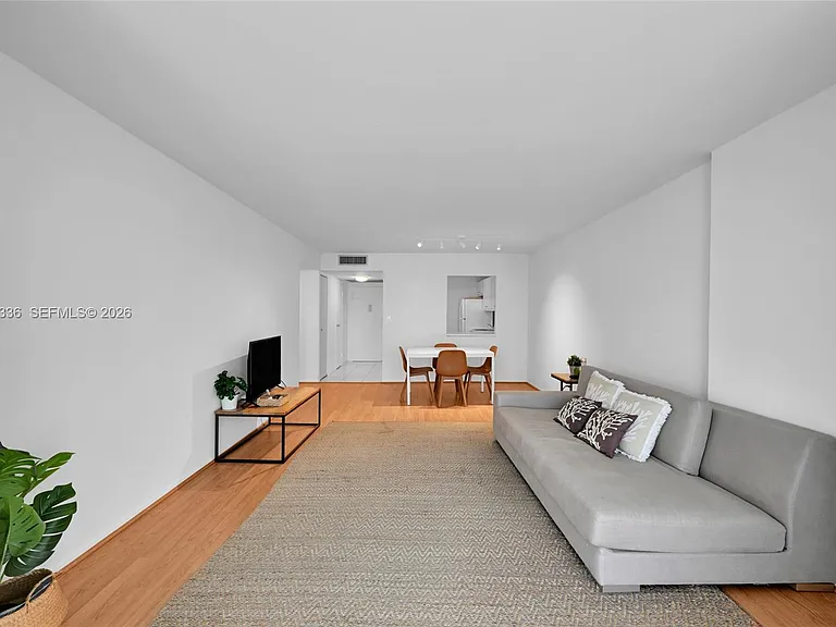 800 Parkview Dr #605 — Photo 6
