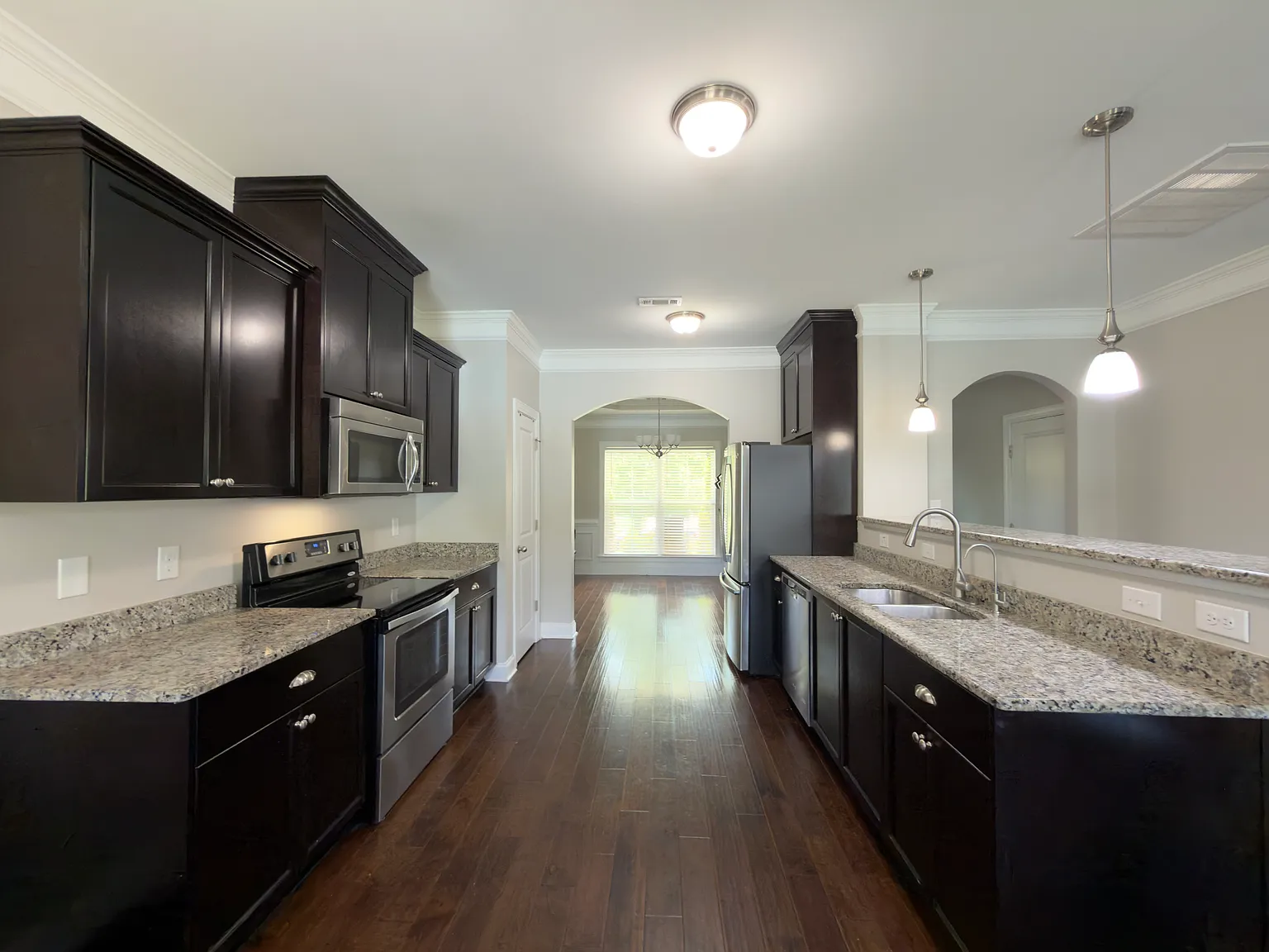4 bed, 2319 sqft, $2,100 — Photo 2
