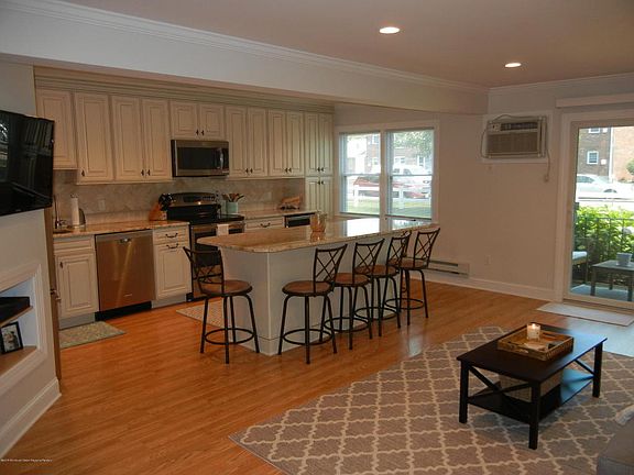 5th image of 320 Maryland Ave APT 10f
