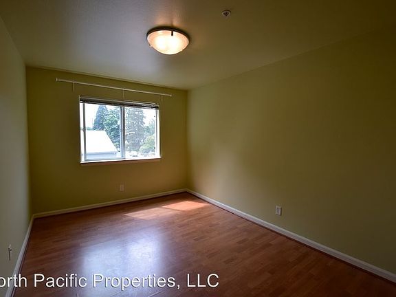 5th image of 9222 Roosevelt Way NE APT 301