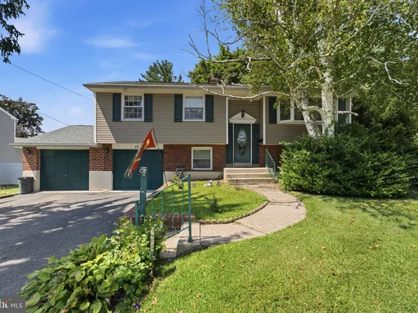 17 Blackthorne Ln, Aston, PA 19014