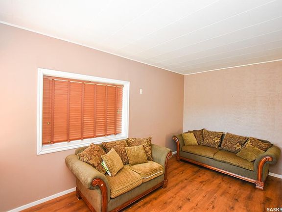 5th image of 614 Ominica St E