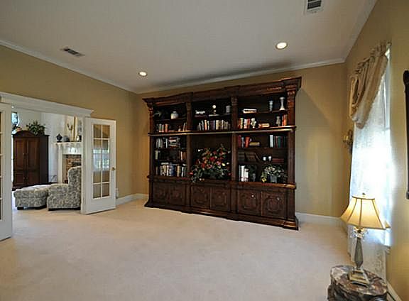5th image of 437 Chippendale Dr