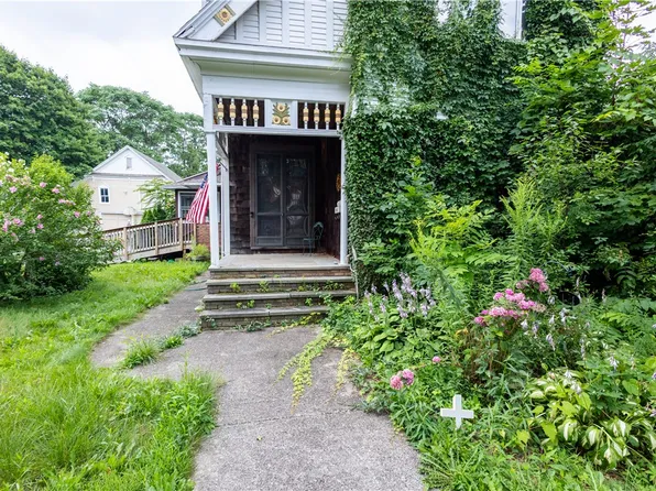 20 Holley St, Lyons, NY 14489