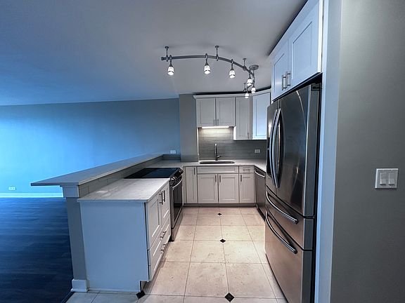 3rd image of 5601 N Sheridan Rd APT 20B