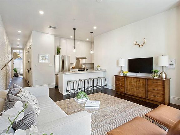 3rd image of 425 Gravier St #301