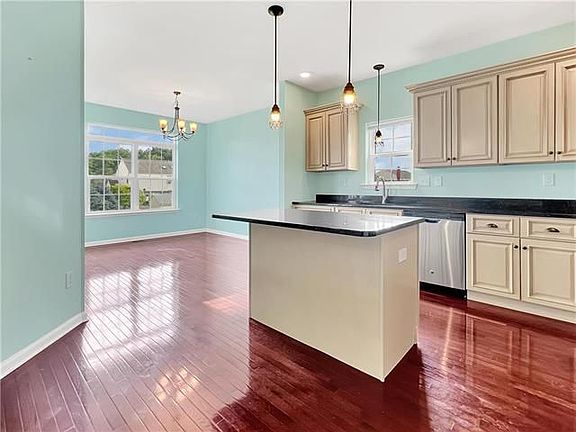 2nd image of 915 Graystone Cir