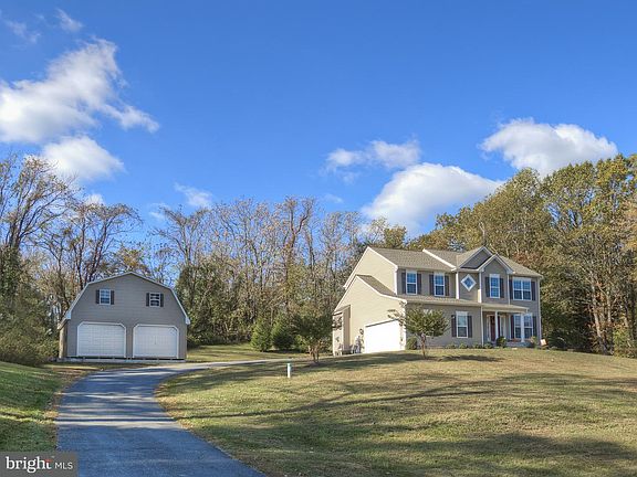 3rd image of 15 Fleetwood Farm Ln