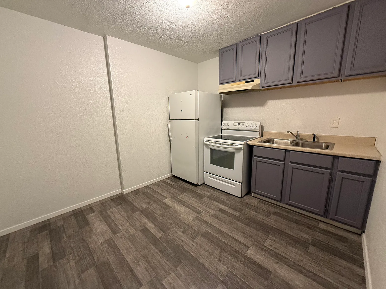 2600 S. Flores — Photo 3