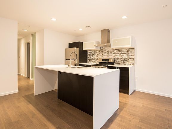 2nd image of 1531 N Franklin St #3